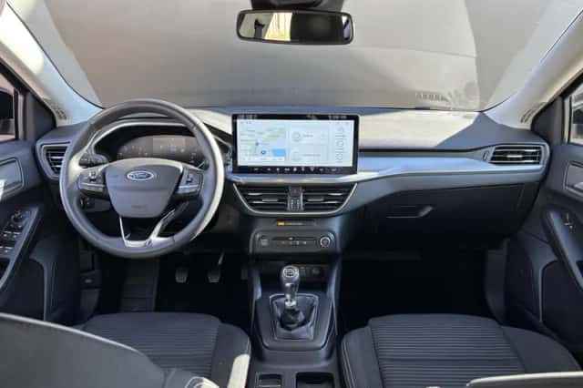 Ford Focus (2023) thumbnail 3