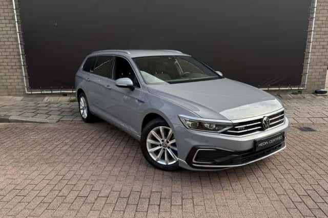 Volkswagen Passat (2023) thumbnail 2