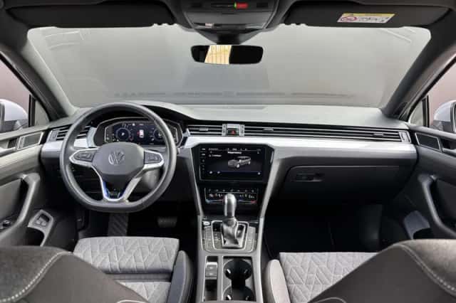 Volkswagen Passat (2023) thumbnail 3