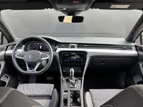 Volkswagen Passat (2023) thumbnail 3