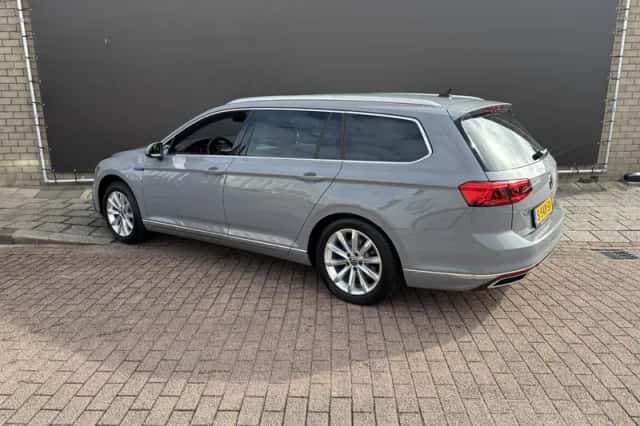 Volkswagen Passat (2023) thumbnail 4