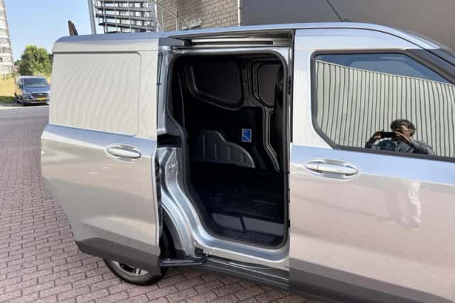 Ford E-Transit Courier (2025) thumbnail 4