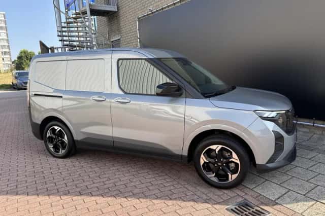 Ford E-Transit Courier (2025) thumbnail 6