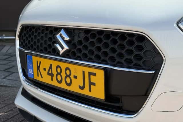 Suzuki Swift (2021) thumbnail 2