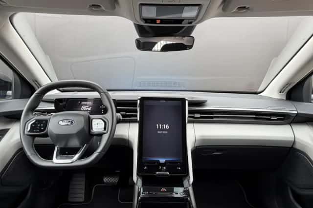 Ford Explorer (2025) thumbnail 3
