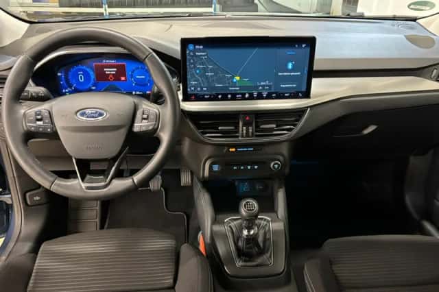 Ford Focus (2022) thumbnail 3