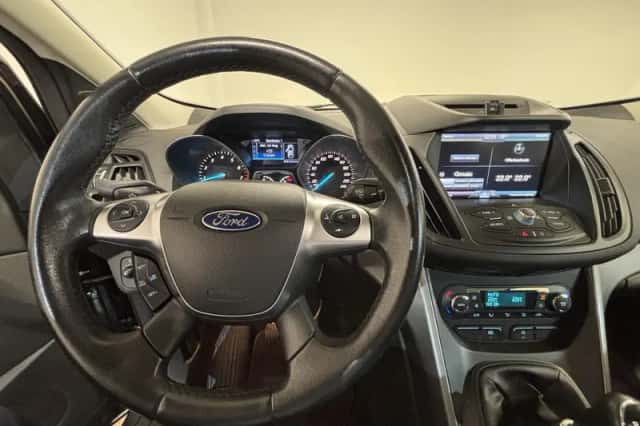 Ford Kuga (2016) thumbnail 3