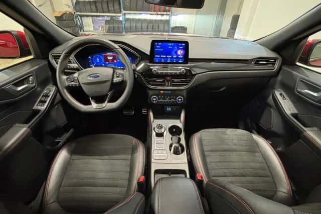 Ford Kuga (2023) thumbnail 3
