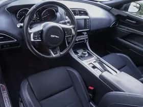 Jaguar XE (2019) thumbnail 11