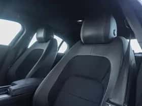 Jaguar XE (2019) thumbnail 16