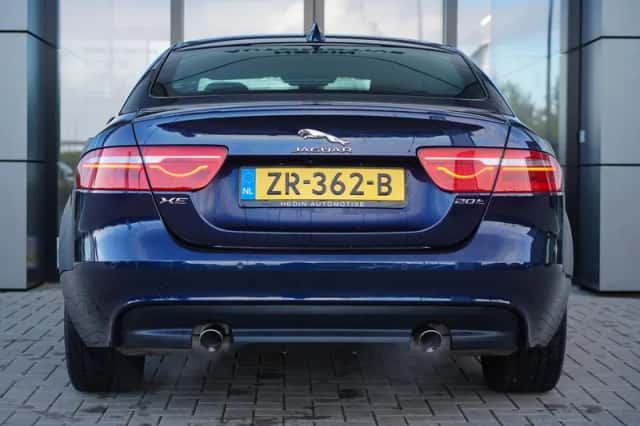 Jaguar XE (2019) thumbnail 5