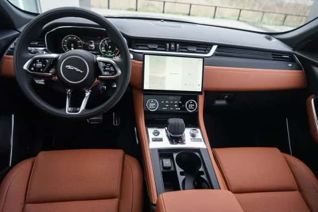 Jaguar F-Pace (2025) thumbnail 3