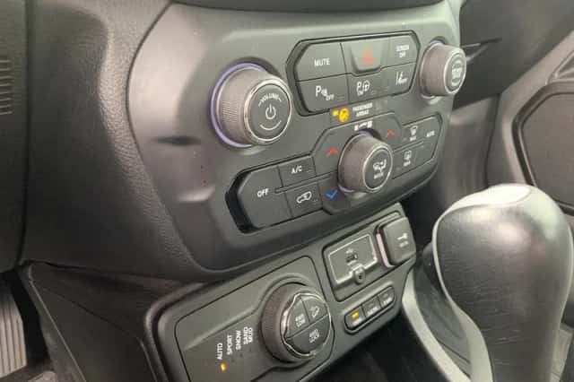 Jeep Renegade (2021) thumbnail 8