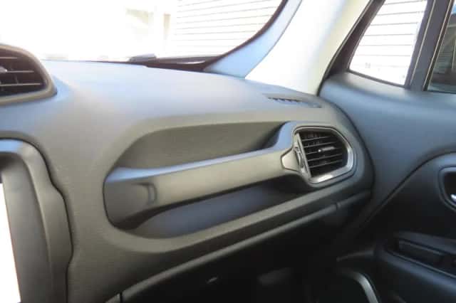 Jeep Renegade (2023) thumbnail 23
