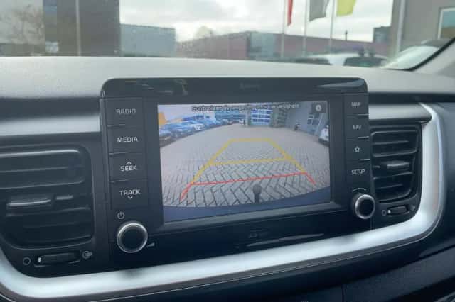 Kia Stonic (2017) thumbnail 3