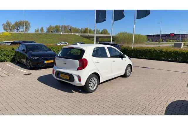 Kia Picanto (2023) thumbnail 4