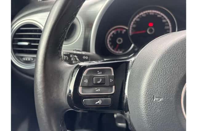 Volkswagen Beetle (2016) thumbnail 17