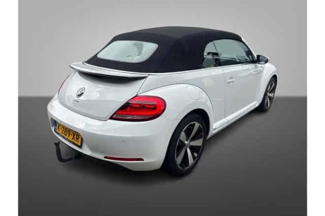 Volkswagen Beetle (2016) thumbnail 4