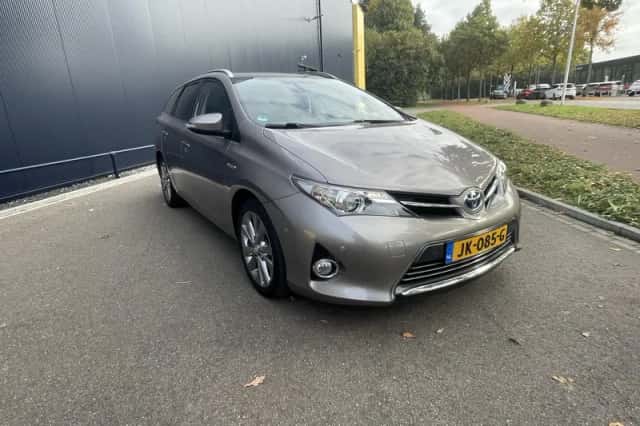 Toyota Auris (2015) thumbnail 3