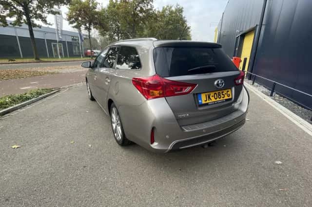 Toyota Auris (2015) thumbnail 8