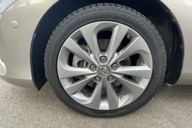 Toyota Auris (2015) thumbnail 10