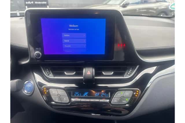 Toyota C-HR (2023) thumbnail 15