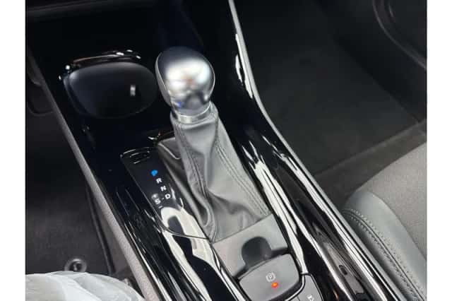 Toyota C-HR (2023) thumbnail 17