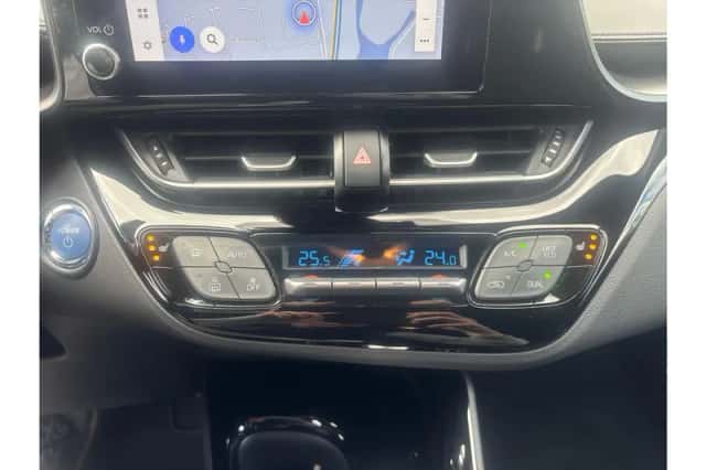 Toyota C-HR (2023) thumbnail 9