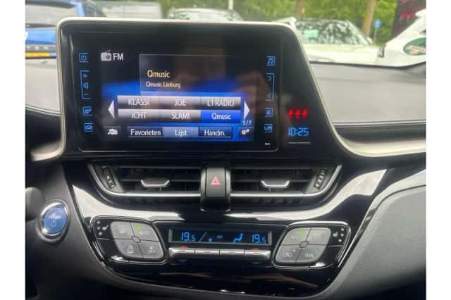 Toyota C-HR (2018) thumbnail 14