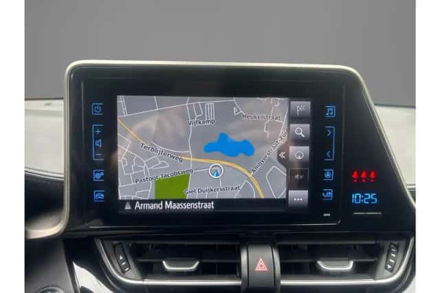 Toyota C-HR (2018) thumbnail 15