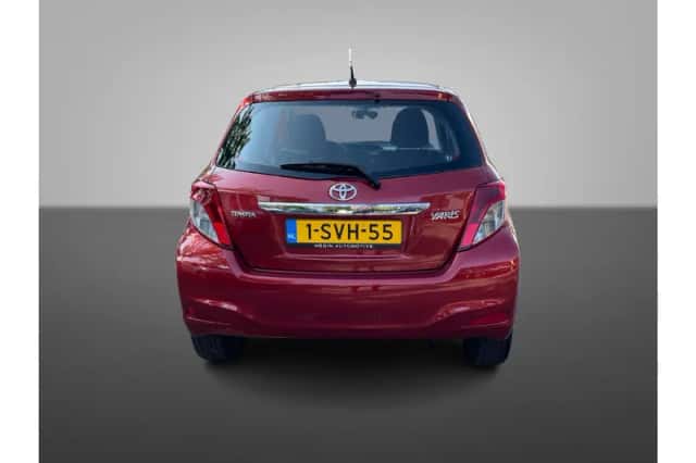 Toyota Yaris (2013) thumbnail 3