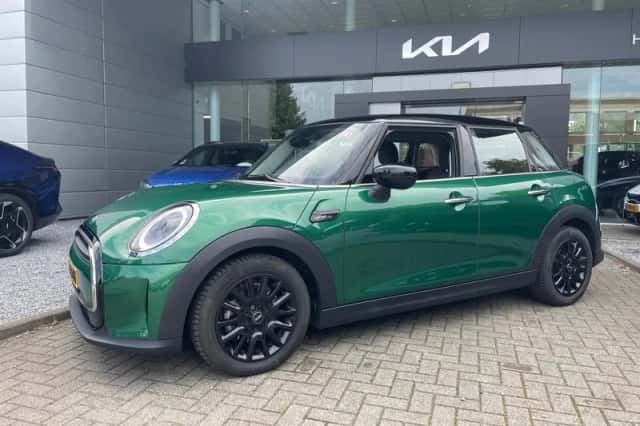 MINI Cooper (2023) thumbnail 2