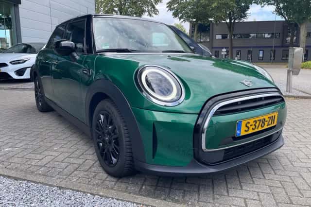 MINI Cooper (2023) thumbnail 3