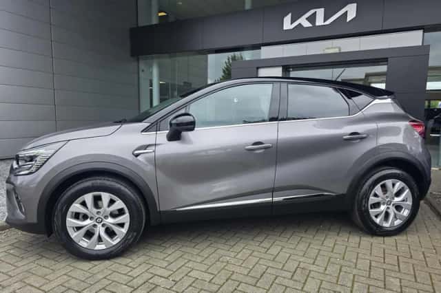 Renault Captur (2022) thumbnail 2