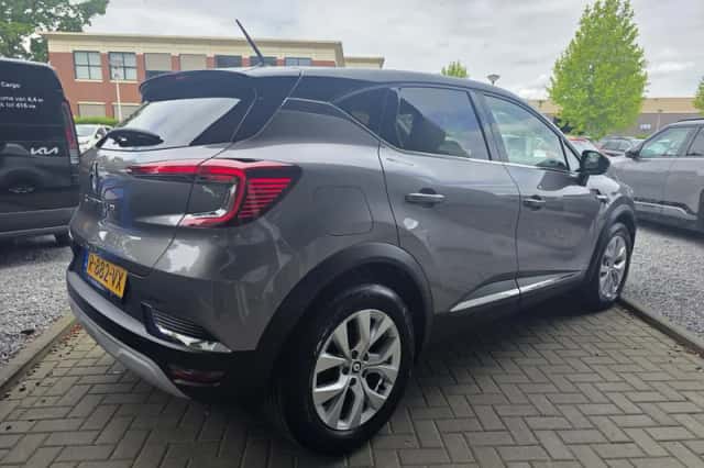 Renault Captur (2022) thumbnail 5