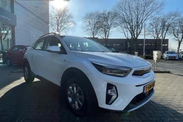 Kia Stonic (2023) thumbnail 3