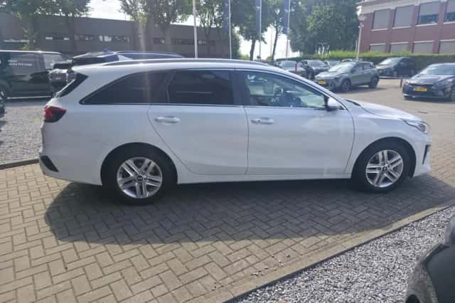 Kia Ceed Sportswagon (2022) thumbnail 5