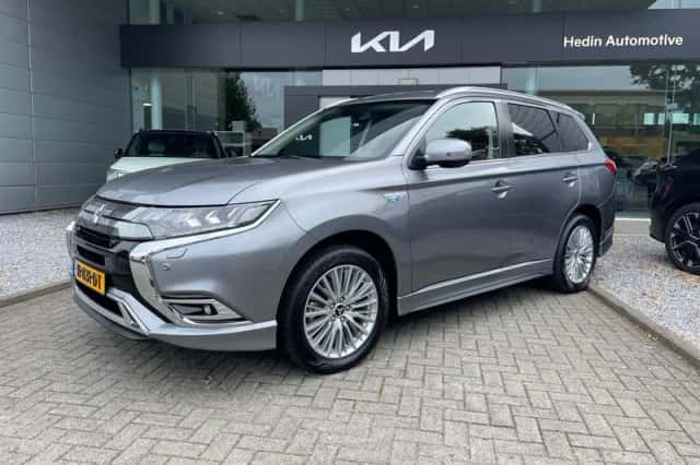 Mitsubishi Outlander (2020) thumbnail 2