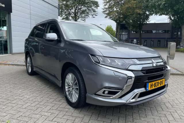 Mitsubishi Outlander (2020) thumbnail 3