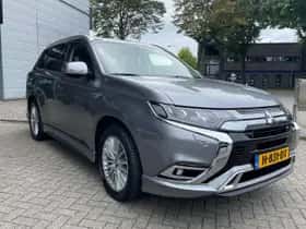 Mitsubishi Outlander (2020) thumbnail 3