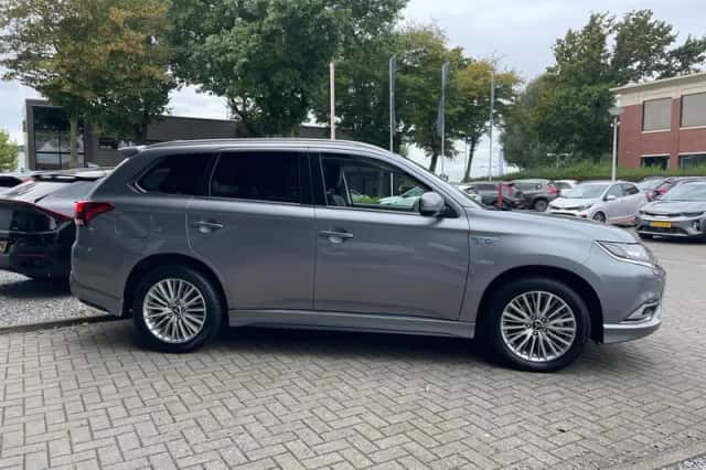 Mitsubishi Outlander (2020) thumbnail 4