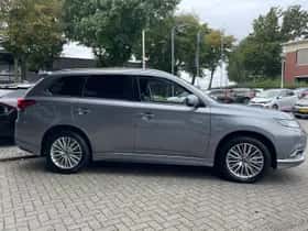 Mitsubishi Outlander (2020) thumbnail 4