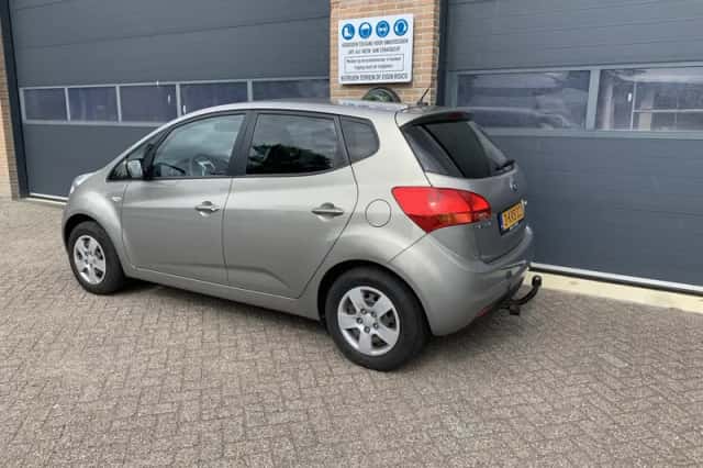 Kia Venga (2013) thumbnail 4