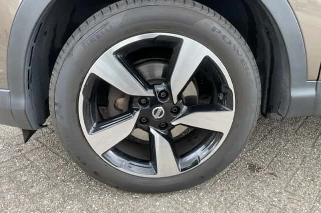 Nissan Qashqai (2017) thumbnail 3