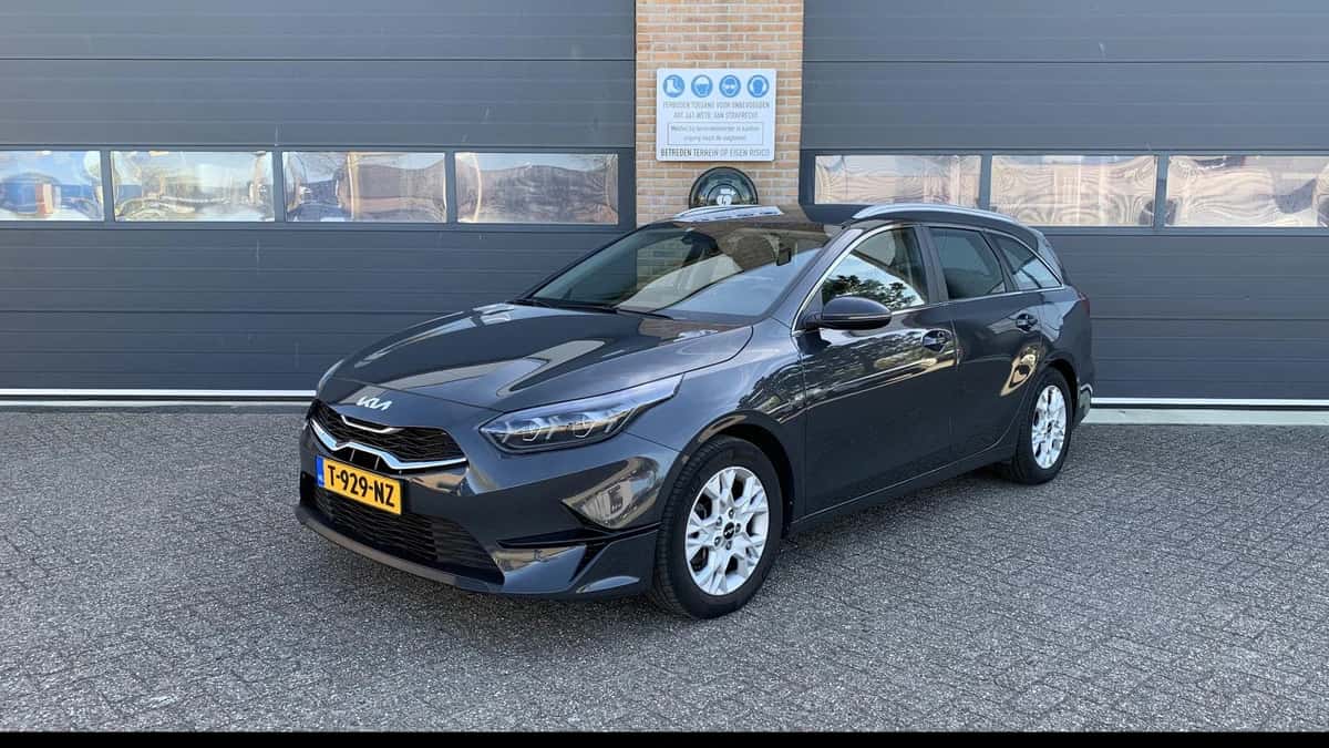 Kia Ceed Sportswagon (2023) — foto 1