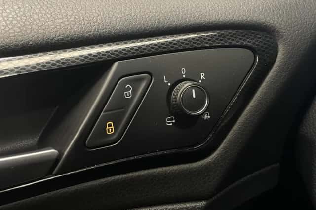 Volkswagen Golf (2014) thumbnail 38
