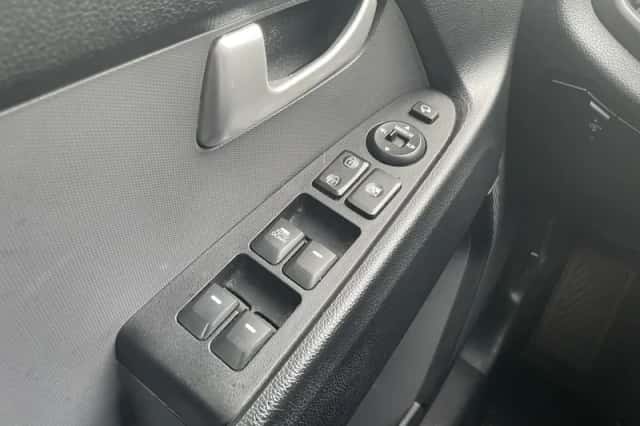 Kia Sportage (2011) thumbnail 30