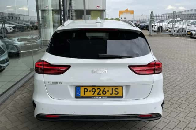 Kia Ceed Sportswagon (2022) thumbnail 2