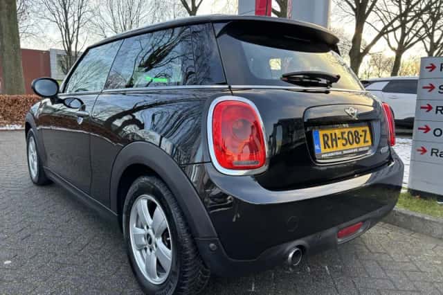 MINI Cooper (2017) thumbnail 3