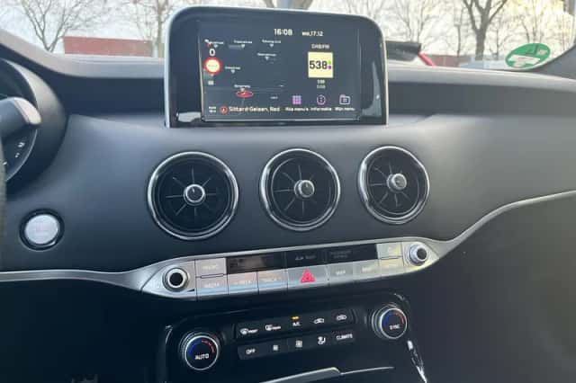 Kia Stinger (2018) thumbnail 27